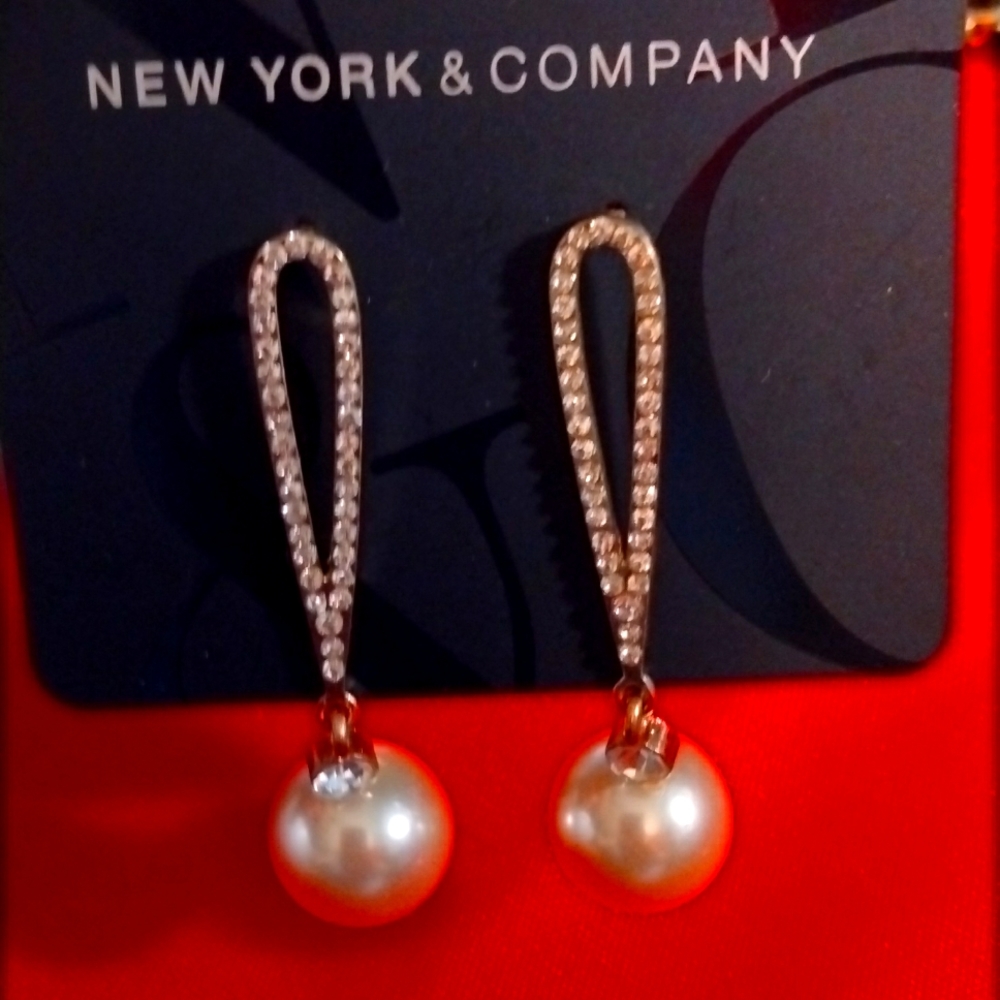 Beautiful Rhinestone with pearl drop goldtone earrings